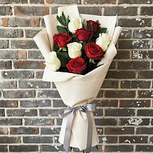 Букет красно-белые розы
