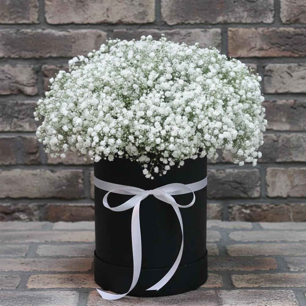 Цветочная композиция из Гипсофила в шляпной коробке в Анджиевский