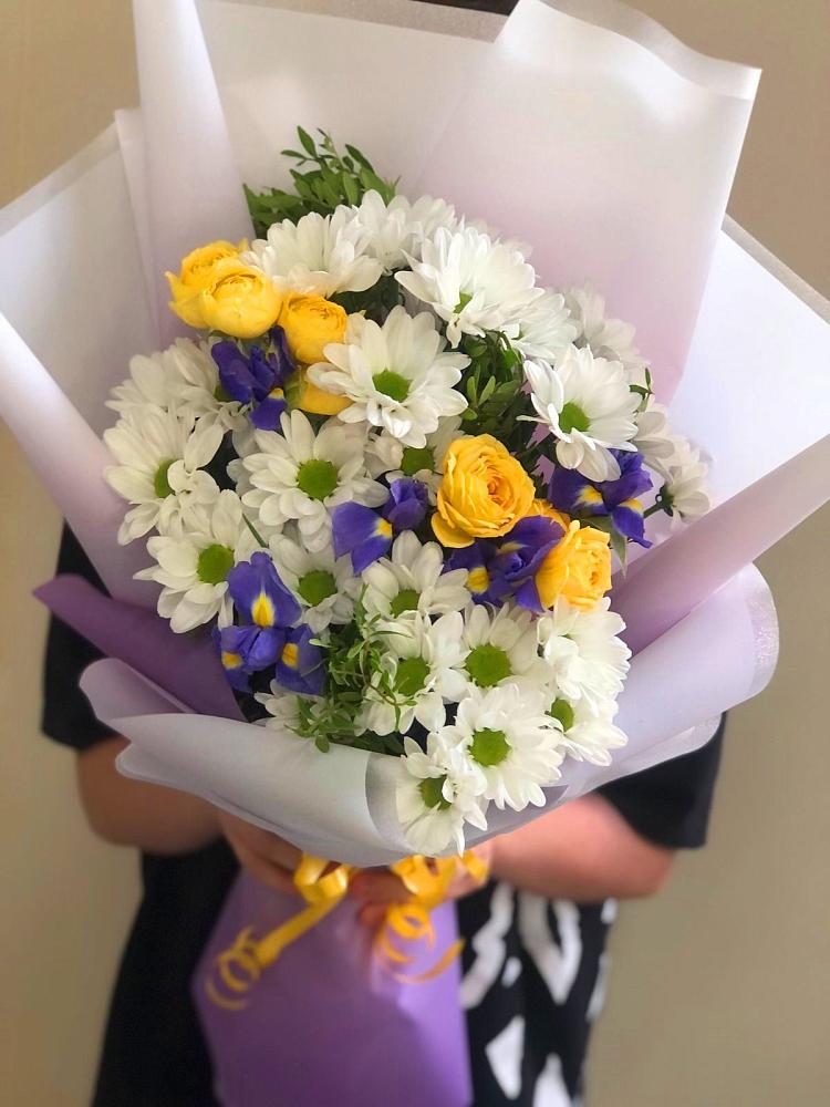Букет цветов из: Ирисы, Хризантемы и Розы в Анджиевский