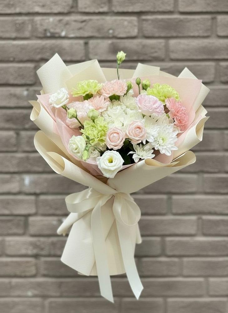 Букет цветов из: Гвоздики, Розы, Лизиантусы и Хризантемы в Анджиевский