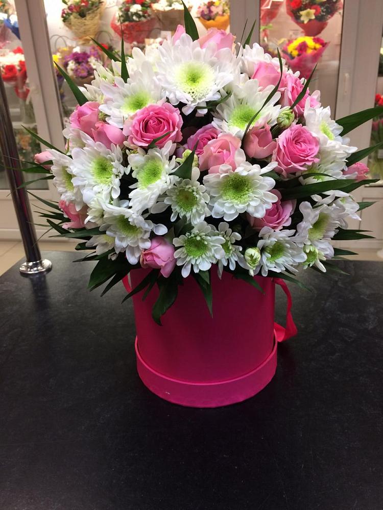 Цветочная композиция из Розы и Хризантемы в шляпной коробке в Анджиевский