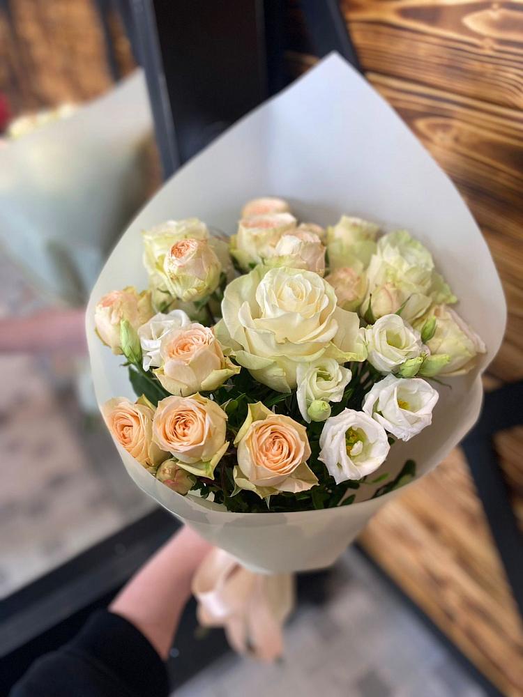 Букет цветов из: Розы и Лизиантусы в Анджиевский